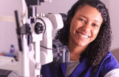 Especialista alerta que seguros médicos no cubren lentes de contacto esclerales para pacientes con deformación en la córnea