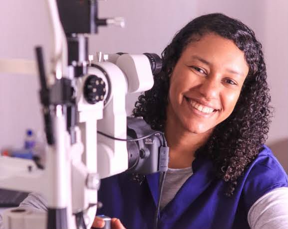 Especialista alerta que seguros médicos no cubren lentes de contacto esclerales para pacientes con deformación en la córnea
