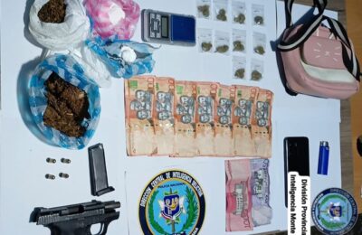 DINTEL y Ministerio Público ocupan armas ilegales, municiones y presuntas drogas durante allanamientos en Monte Plata