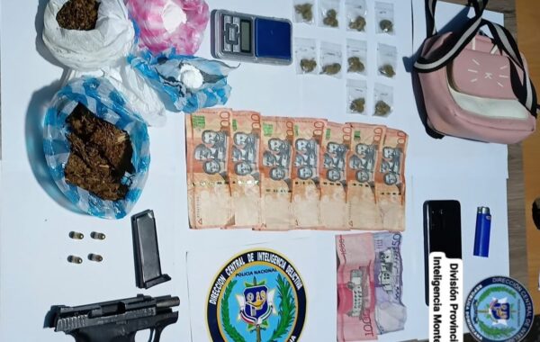 DINTEL y Ministerio Público ocupan armas ilegales, municiones y presuntas drogas durante allanamientos en Monte Plata