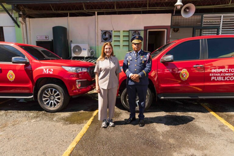 Carolina Mejía entrega dos camiones para fortalecer capacidad del Cuerpo de Bomberos del DN