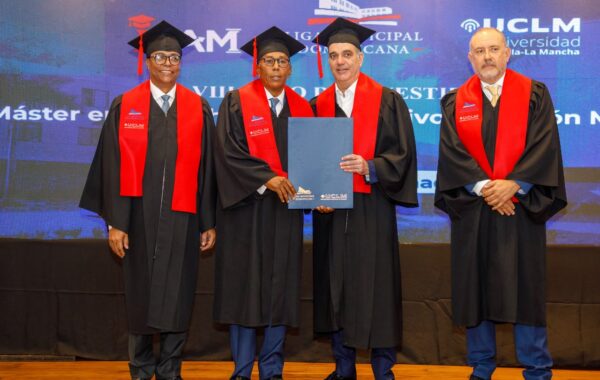 Abinader encabeza graduación de la octava promoción de la Maestría en Derecho Administrativo y Gestión Municipal