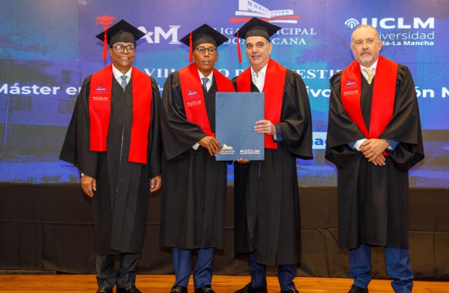 Abinader encabeza graduación de la octava promoción de la Maestría en Derecho Administrativo y Gestión Municipal