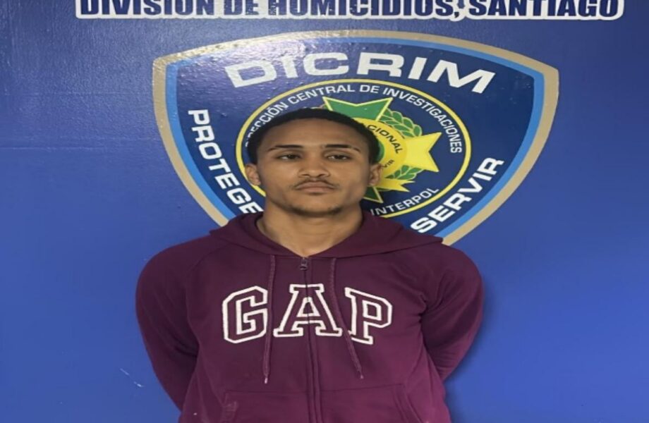 Policía informa se encuentran bajo custodia un hombre y un adolescente por muerte de sargento de la institución en Santiago