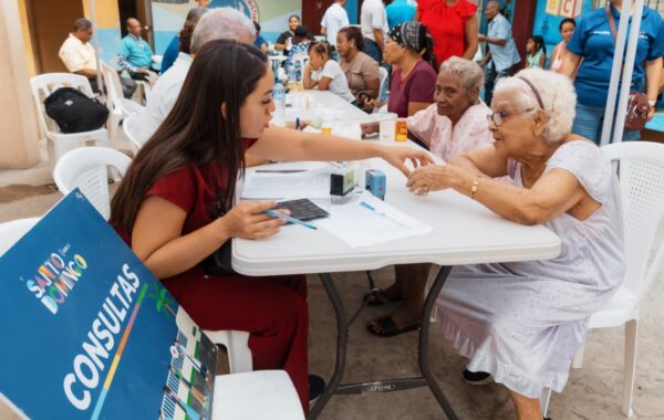 Carolina Mejía continúa llevando bienestar con un operativo médico-social al Hoyo de Bate