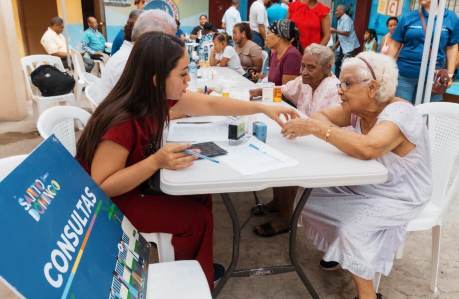 Carolina Mejía continúa llevando bienestar con un operativo médico-social al Hoyo de Bate