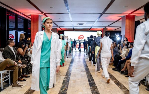 Grabo Estilo presenta las últimas tendencias en uniformes profesionales de Velilla durante desfile en Santo Domingo