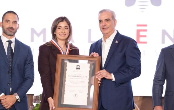 Nathalie González recibe reconocimiento al Talento Joven Agropecuario 2026 de la ADHA