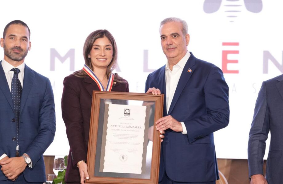 Nathalie González recibe reconocimiento al Talento Joven Agropecuario 2026 de la ADHA