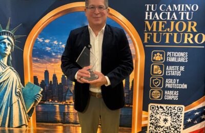 Iván Ruiz recibe reconocimiento internacional en Miami por su trayectoria en la TV y por la serie “La Familia Espejo”