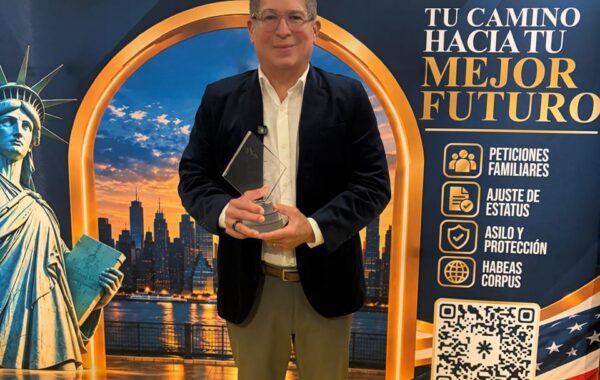 Iván Ruiz recibe reconocimiento internacional en Miami por su trayectoria en la TV y por la serie “La Familia Espejo”
