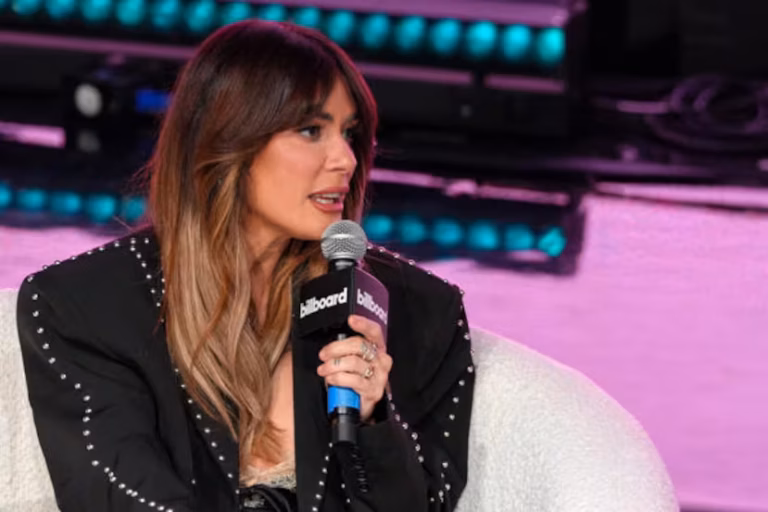 Kany García revela que tiene una condición en la columna vertebral: “Cada vez me voy a encorvar más”