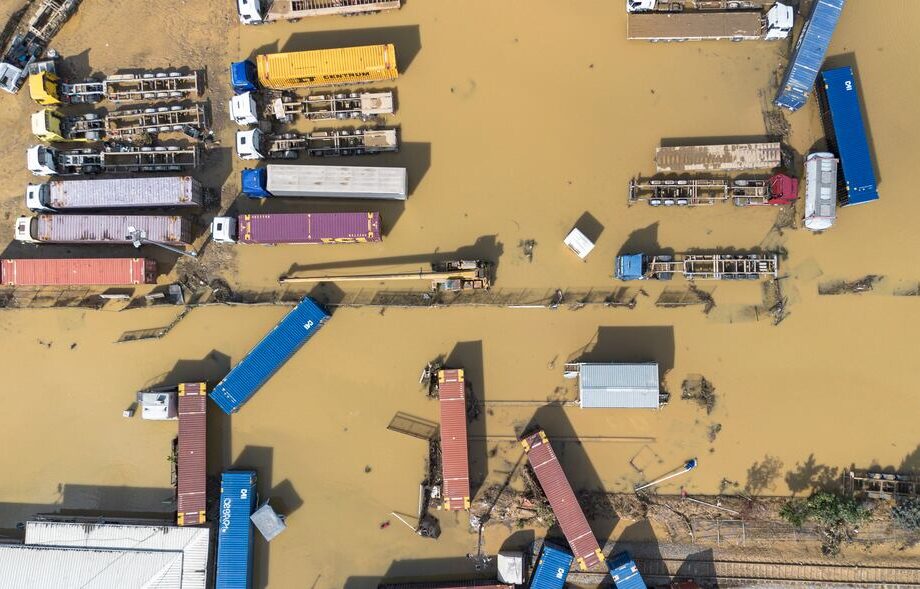 Fuertes lluvias paralizan Estambul, causan inundaciones y tres muertos