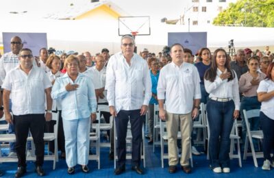 Abinader entrega 422 títulos de propiedad a familias de Santo Domingo