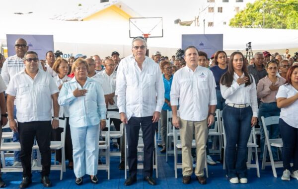 Abinader entrega 422 títulos de propiedad a familias de Santo Domingo