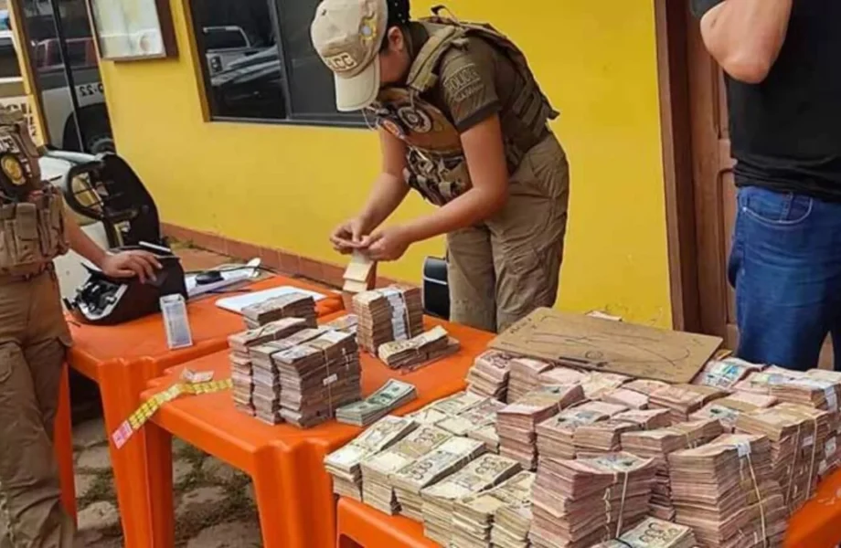 Hallan más de US$303,000 ocultos en una ambulancia que salió del condominio del fiscal general de Bolivia