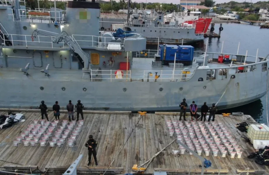 DNCD intercepta dos lanchas con 749 paquetes de presunta cocaína en Baní