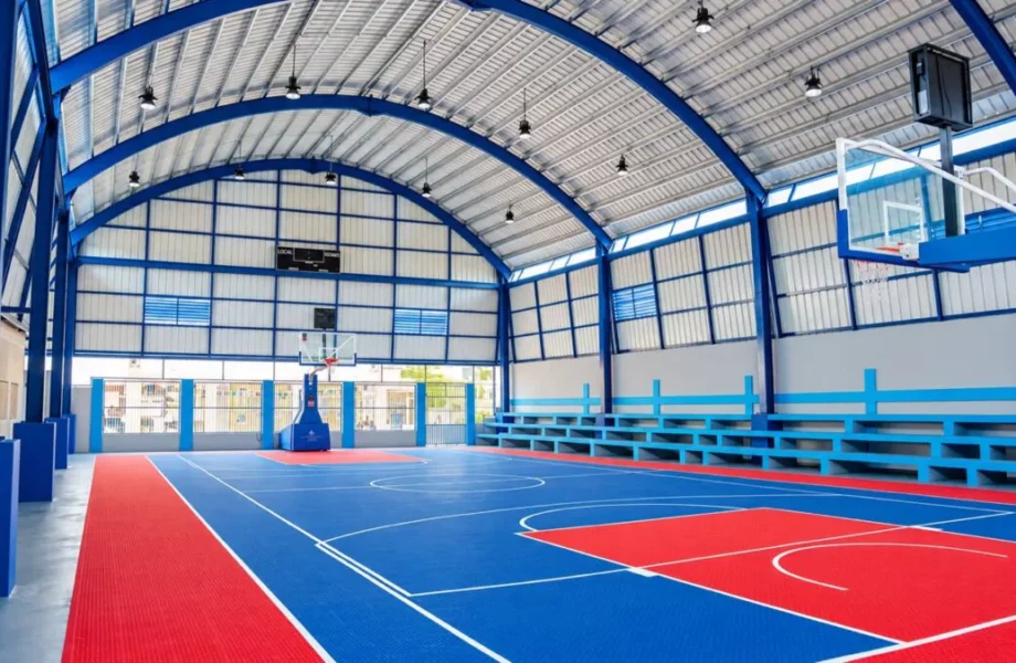 Kelvin Cruz entrega techado deportivo en el ensanche Espaillat con inversión de RD$26.8 millones