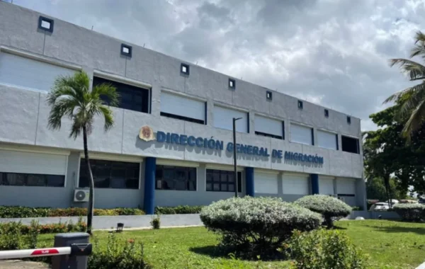 Migración deposita querella penal y remite al MP a dominicano y haitiano detenidos por tráfico extranjeros
