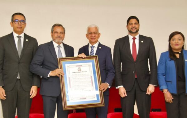 Senado reconoce a Junior Noboa y Vitelio Mejía por sus aportes al béisbol dominicano
