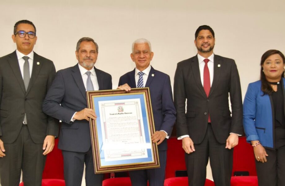 Senado reconoce a Junior Noboa y Vitelio Mejía por sus aportes al béisbol dominicano