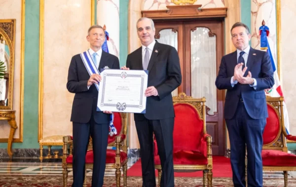 Abinader condecora a Roberto Álvarez por sus aportes a la diplomacia dominicana