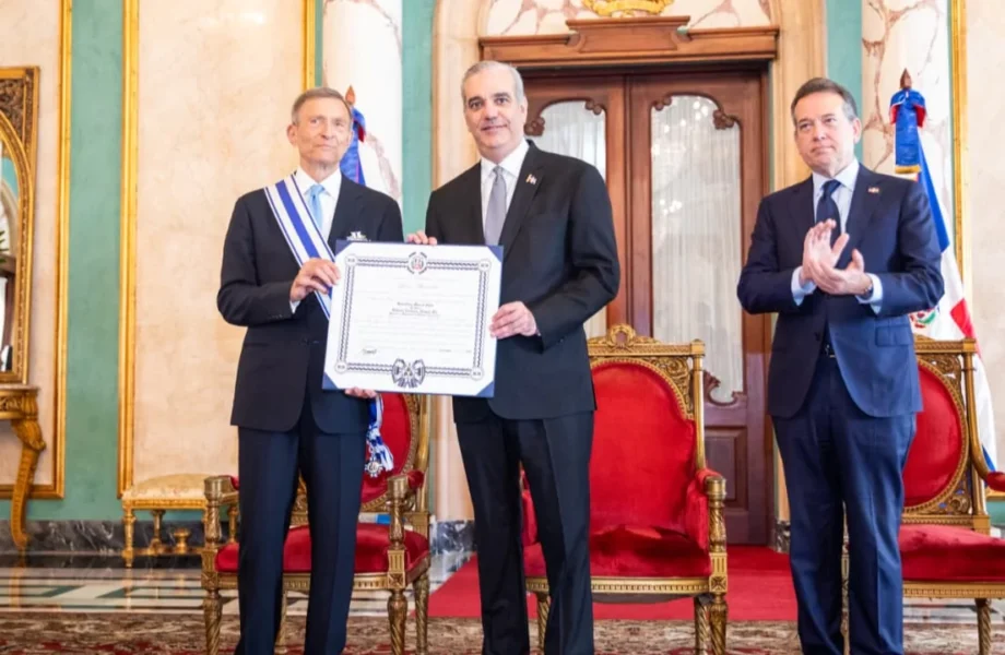 Abinader condecora a Roberto Álvarez por sus aportes a la diplomacia dominicana