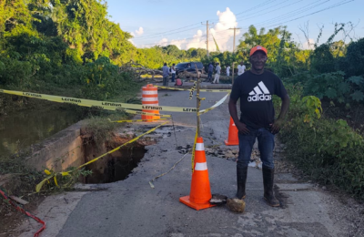 Colapso parcial de puente y persistentes inundaciones mantienen cerradas vías en Monte Plata