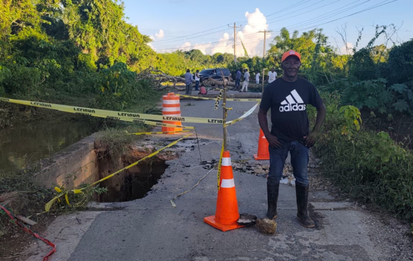 Colapso parcial de puente y persistentes inundaciones mantienen cerradas vías en Monte Plata