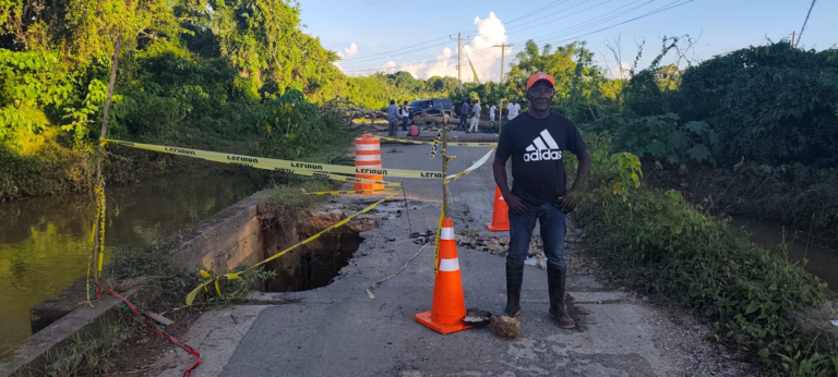 Colapso parcial de puente y persistentes inundaciones mantienen cerradas vías en Monte Plata
