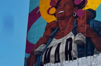 Angurria pinta en el Bronx el mural más alto de Estados Unidos: una mujer en rolos a 29 pisos de altura