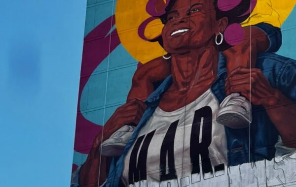 Angurria pinta en el Bronx el mural más alto de Estados Unidos: una mujer en rolos a 29 pisos de altura