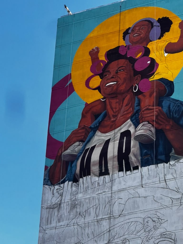 Angurria pinta en el Bronx el mural más alto de Estados Unidos: una mujer en rolos a 29 pisos de altura