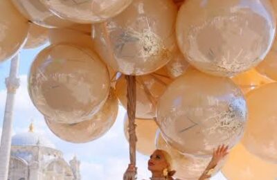 ¡Globos fuera de control! Una novia es arrastrada hasta la orilla de Bosforo durante su sesion de fotos