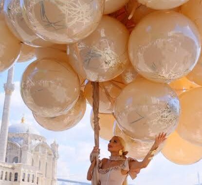 ¡Globos fuera de control! Una novia es arrastrada hasta la orilla de Bosforo durante su sesion de fotos