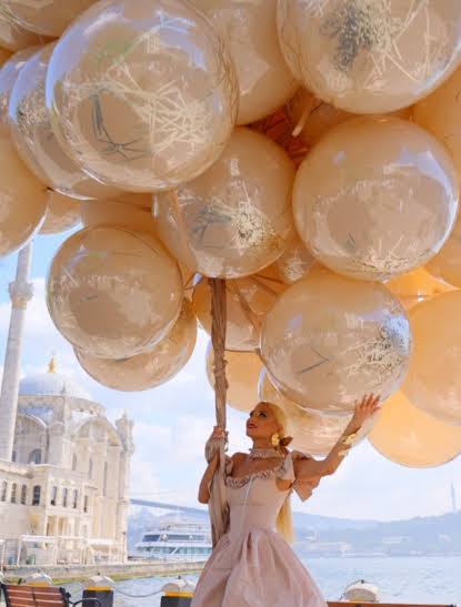 ¡Globos fuera de control! Una novia es arrastrada hasta la orilla de Bosforo durante su sesion de fotos