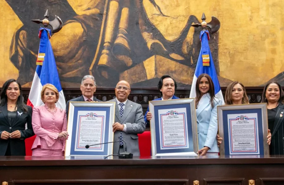 Diputados reconocen trayectoria de Niní Cáffaro, Leonel Lirio y Janina Rosado