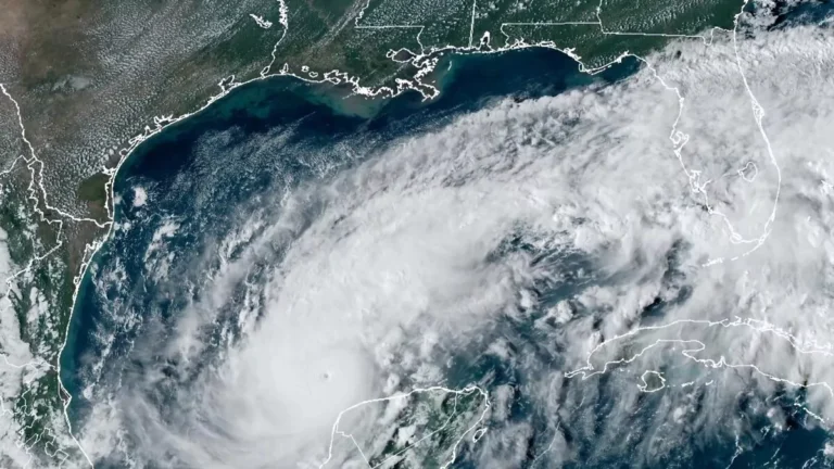 El huracán Isaías, de categoría 2, toca tierra en Florida