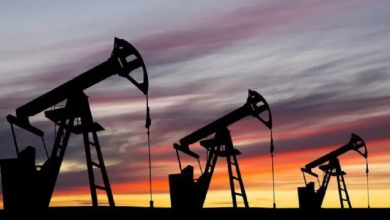El petróleo de Texas cierra en 93,74 dólares tras ataques en Arabia Saudí y Ucrania