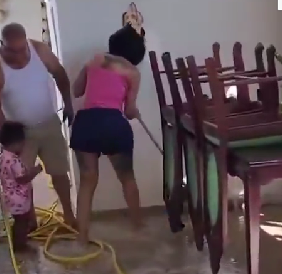 Cardi B sorprende al dejar el lujo y ponerse a limpiar la casa de sus familiares en República Dominicana