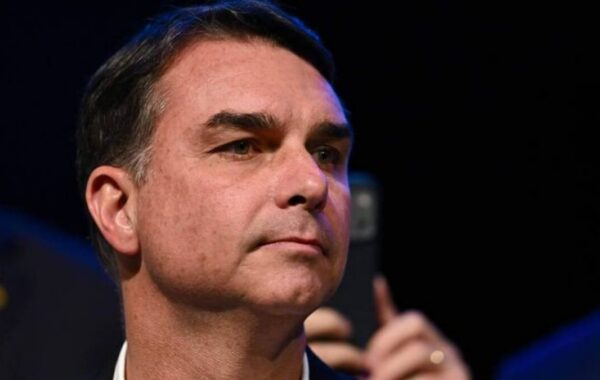 Flávio Bolsonaro borra carta en la que se declaraba presidente electo de Brasil