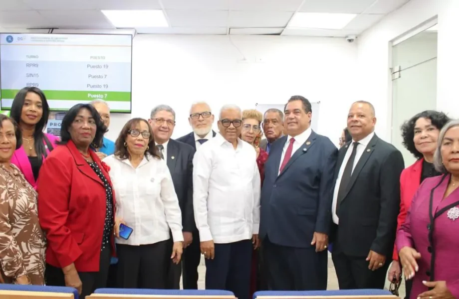 Gobierno otorga pensiones de RD$40,000 y seguro médico a notarios