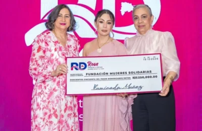 Iluminada Muñoz dona quinientos mil pesos a dos fundaciones en apoyo a la lucha contra el cáncer
