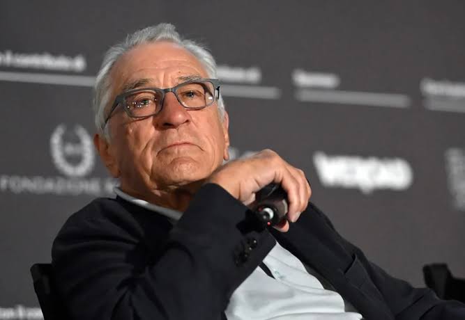 Robert De Niro arremete contra Trump y le llama «cobarde» y «trozo de mierda» en un acto público