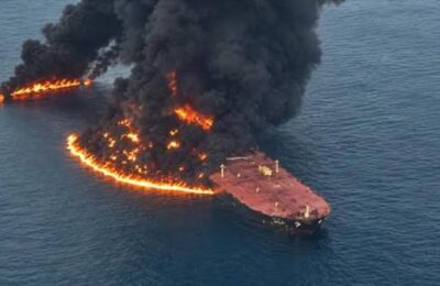 Irán anuncia que otro superpetrolero se incendió tras impactar con una mina naval en Ormuz