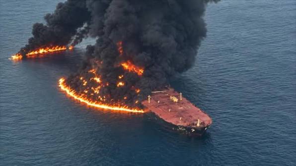 Irán anuncia que otro superpetrolero se incendió tras impactar con una mina naval en Ormuz