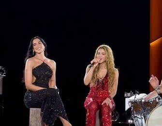 Shakira y Dua Lipa unen sus voces en Madrid durante la residencia de la artista colombiana
