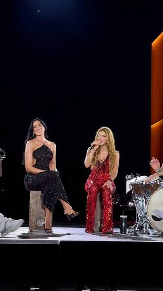 Shakira y Dua Lipa unen sus voces en Madrid durante la residencia de la artista colombiana