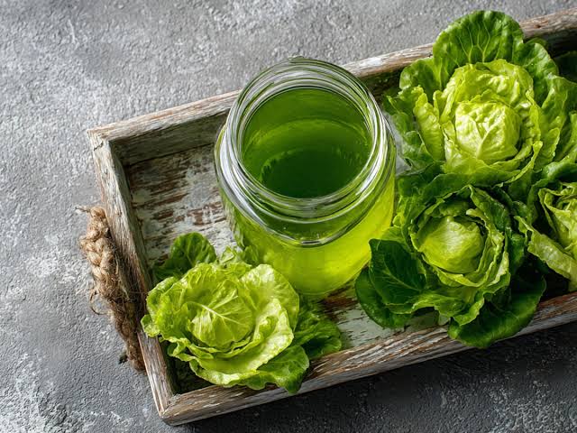 ¿Es saludable comer solo lechuga y tomar agua para bajar de peso?