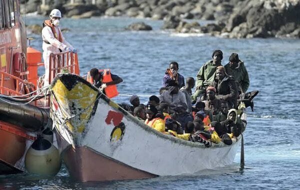 Dos inmigrantes muertos y siete heridos en una barcaza auxiliada por España